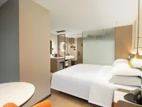 Yizhi Hotel (Guangzhou Shangxiajiu Pedestrian Street Rainbow Bridge Metro Station Branch) Hotels near Li Wan