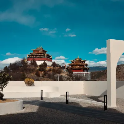 Shangri-la Danaman |Moonlight City View· Designer Oxygen Rich View (Dukezong Ancient City Store) Hotels near Guishan Park