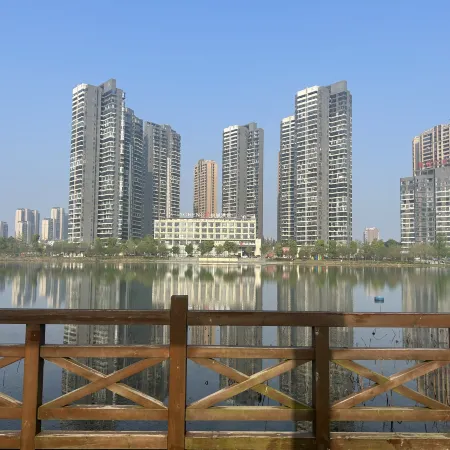 Yicheng Hotel (Huarong Zhuangyuan Lake Ecological Wetland Park store)