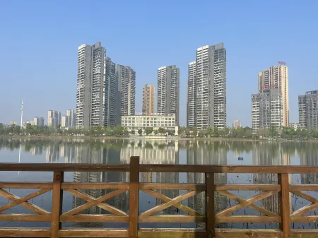 Yicheng Hotel (Huarong Zhuangyuan Lake Ecological Wetland Park store)