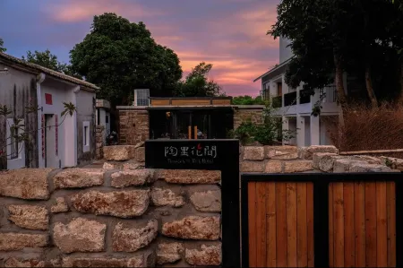 Weizhou Island Taoli Huajian Resort Отели рядом с достопримечательностью «Shell Beach»