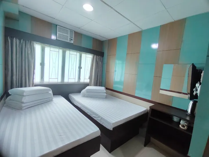 Hoo Sang Hostel (Mong Kok Metro Station E1 Exit)