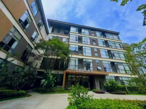 峨眉山浮光湖畔飯店（高鐵站峨秀湖旅遊度假區店）