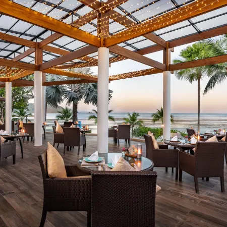 Pullman Phuket Panwa Beach Resort Отели рядом с достопримечательностью «Залив Макхам»