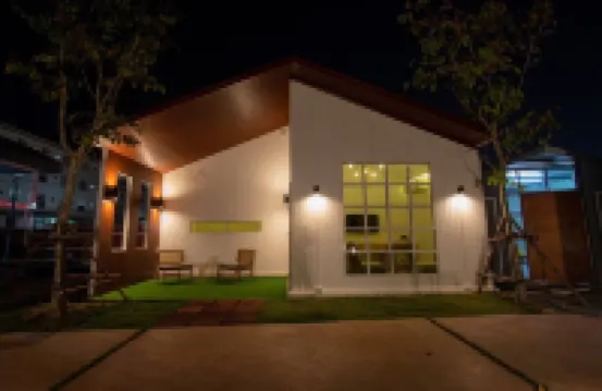 The O-Zone Airport Riviera Lodge