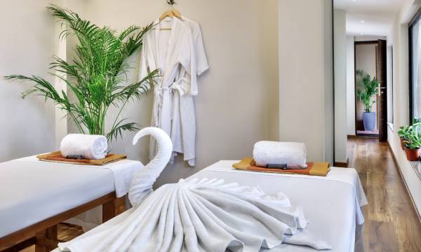 Hotel Thrive, A Tropical Courtyard