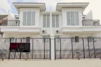 Hotel O Golden White House Near Mall Panakkukang Các khách sạn ở Rappocini