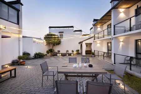 Shiyu Nanshe Hotel Отели рядом с достопримечательностью «Wolong Bridge»