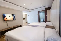 Xinbaixin Hotel (Meihekou Railway Station Branch) - parking