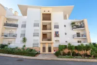 BnB Homes White Rose Garden Apartment with 2 Terraces & 2 Swimming Pools