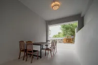 Plum-Spring  Elegant  Lodge