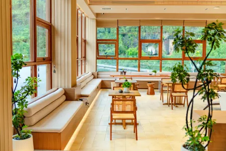 Qinggang Gedao Yunqi Hotel (Yingjing Qinggang Scenic Area) Отели рядом с достопримечательностью «Yunfeng Temple»