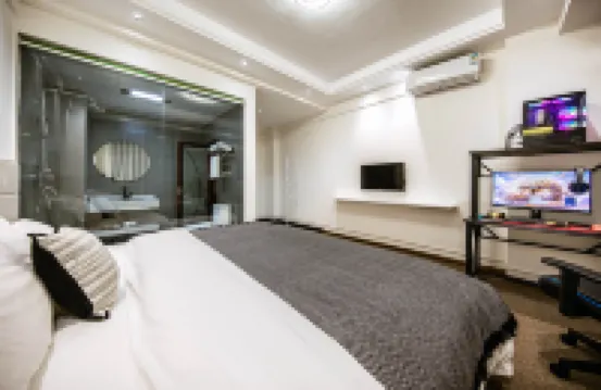 Jingyue E-Sports Hotel (Dali Erhai Park Railway Station)