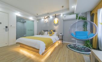 Sweet Time Homestay (Chongqing Jiefangbei Pedestrian Street Hong Ya Dong)