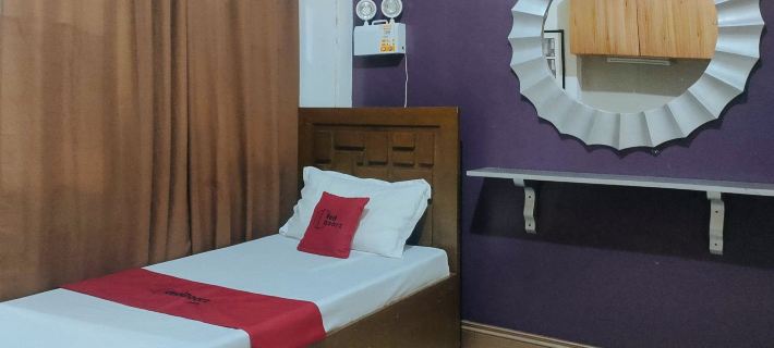 RedDoorz near Colgante Bridge Naga City Hotels in Naga