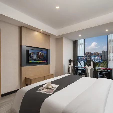 Pipixiong E-Sports Hotel (Pingjiang Baihuatai Avenue Tianyue Bus Station)