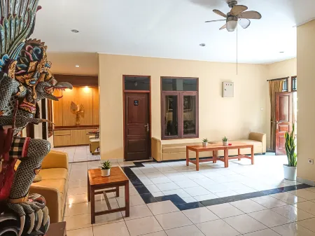 Miraa Guest House & Resto Отели рядом с достопримечательностью «Kampus FKIP UNMAS»