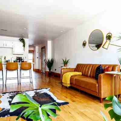 Top Rated - PRIME Location - CLEAN - Parking Free Hotel Exterior