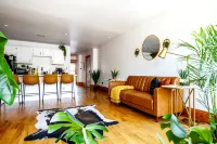 Top Rated - PRIME Location - CLEAN - Parking Free Hotel a 