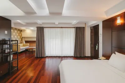Old saigon Hotel (SECC Phu My Hung) Các khách sạn gần Trường Đại Học Sài Gòn - Khoa Sư Phạm Mầm Non