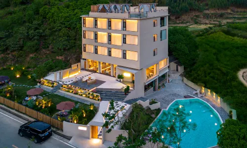 Tingshan Jiaoxia · Homestay: A Designer Riverside Mountain-View Retrea