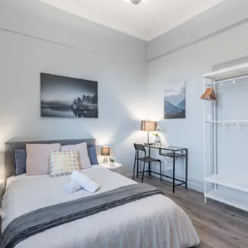 Sunny Private Rooms – Steps to Train, Shops & Park Отели рядом с достопримечательностью «Стадион «Ляйххардт Овал»»