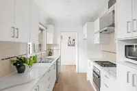 Tranquil Room – Minutes from Parks, Shops & Easy Airport Commute