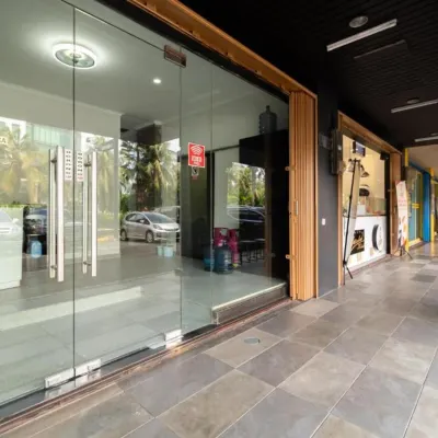 Urbanview Hotel Bizhome Artha Gading Boulevard by RedDoorz โรงแรมใกล้มาล อาร์ธา กาดิง