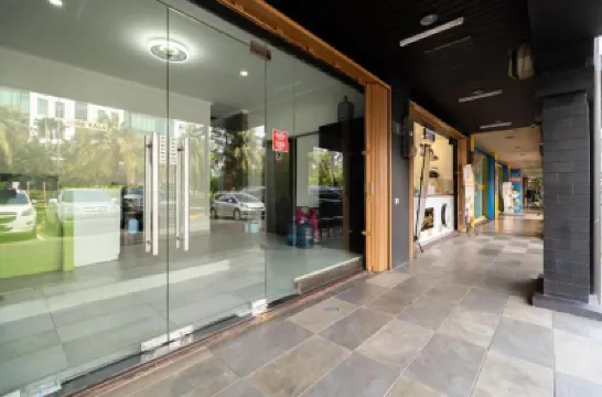 Urbanview Hotel Bizhome Artha Gading Boulevard by RedDoorz Hoteles cerca de Centro Comercial Artha Gading