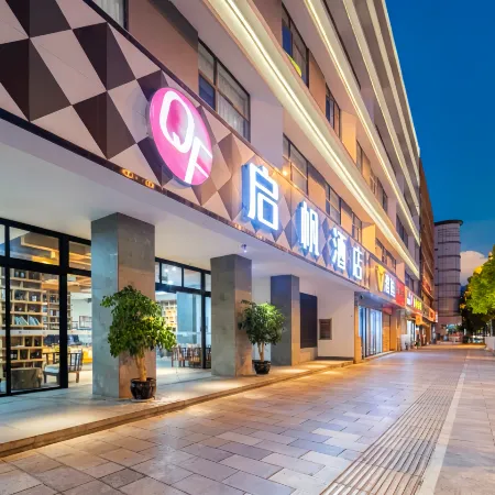 Qifan Hotel (Kunming Railway Station Huannan South Road Metro Station Branch)