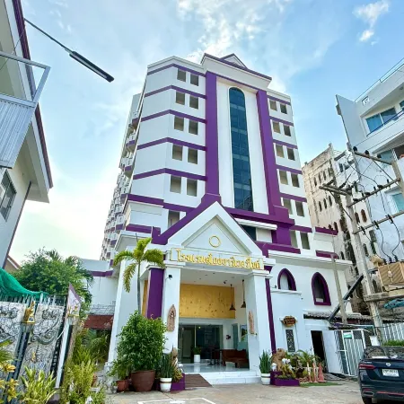 Ayothaya Riverside Hotel Отели рядом с достопримечательностью «Ват Куди Дао»