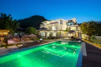Floral Hotel·Moon Bay Yunyinli B&B in Jingxian County - Private Pools