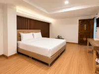 Three One Hotel Hotel dekat Dermaga Witthayu