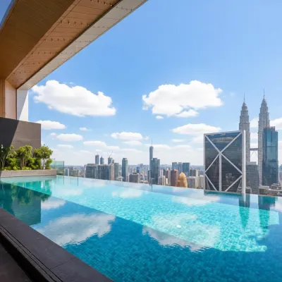 KLCC Skyline Embassy by Avery【Located in City Center+1.2 KM to Twin Towers+Rooftop Infinity pool】 Hotel dekat Stasiun LRT Damai