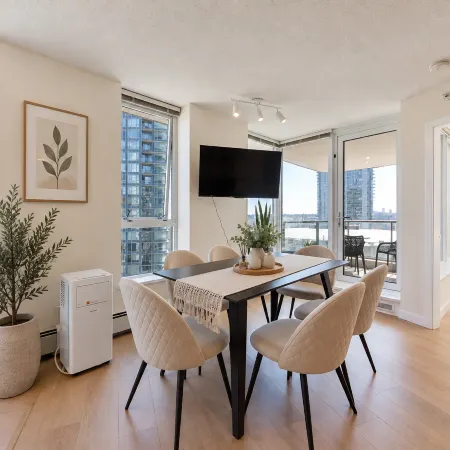 Spacious 2BR 2BA in Downtown Vancouver + Free Parking