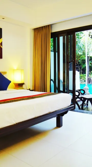 ห้องเอ็กเซ็กคูทีฟเตียงคิงไซส์ริมสระว่ายน้ำ