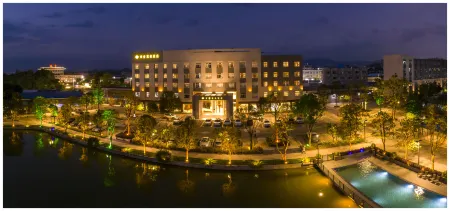 Donghui  Wanhao Hotel Отели рядом с достопримечательностью «Liuzu (Six Ancestors) Temple»