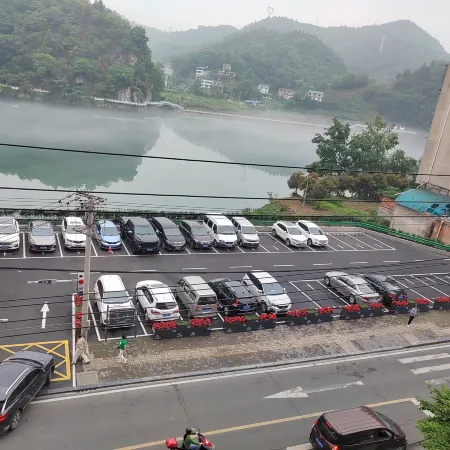 Xinshidai Holiday Hotel