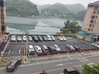 Xinshidai Holiday Hotel - parking