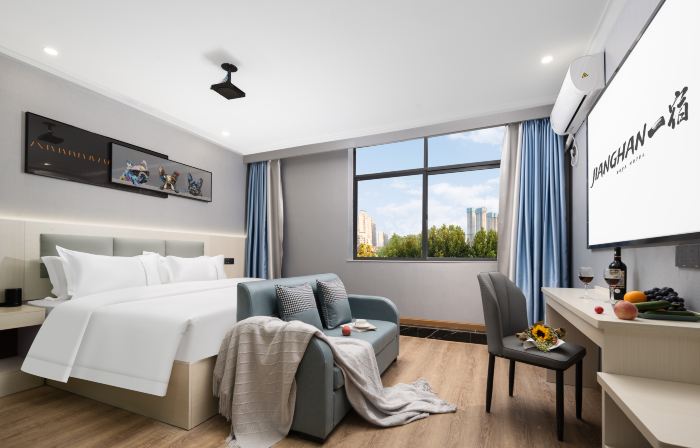 Baiya Smart Hotel (Jianghan Road Metro Pedestrian Street Night Market)