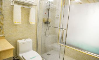 Lvchun Green East Business Hotel