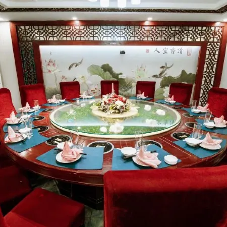 Xinye Jinding Business Hotel