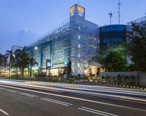 1O1 URBAN Jakarta Kelapa Gading Hotels near La Piazza