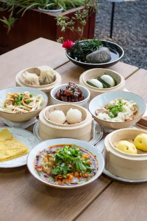 Mount Emei View Hot Spring Soup House Отели рядом с достопримечательностью «Xixiang Pool (Bathing Elephant Pool)»