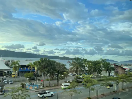 Space Cap Hotel Отели рядом с достопримечательностью «Waikiki Condominium»