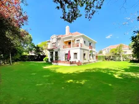 Hi Time Holiday Villa (Shanghai Lushan Tianma Golf Store) Отели рядом с достопримечательностью «Sanyuan Palace (in Guangfulin Site)»