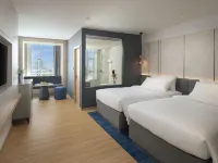 Miracle Grand Convention Hotel Hotels near Royal Thai Army