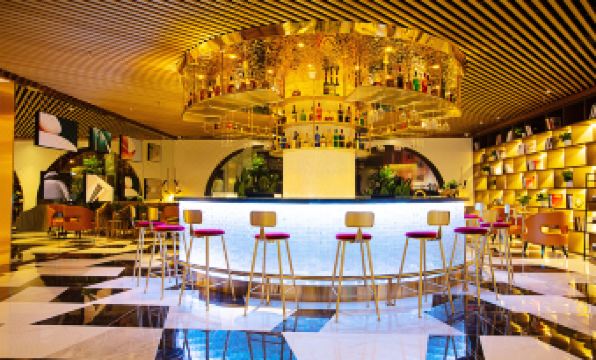 Kunlun Leju Selected Hotel (Zhengzhou East Railway Station Greenland New Metropolis)