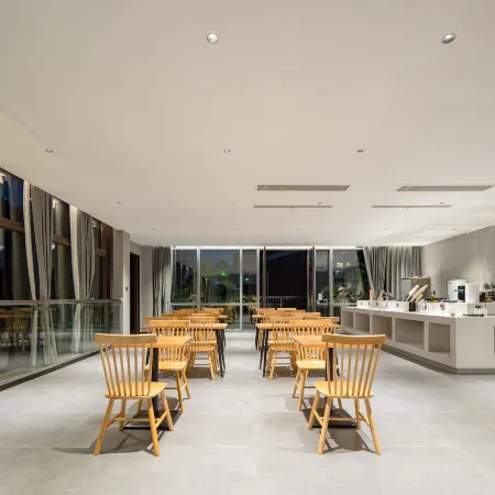 Floral · Dongtai Qiliyang Homestay (Derun Plaza Baibai Ban Shopping Center)