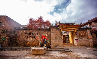 Yuanyue Naxi Courtyard